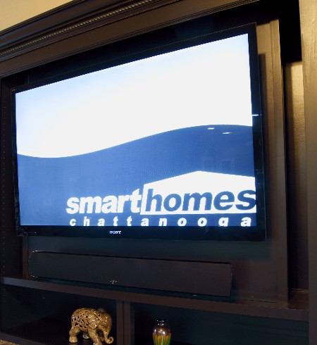 Звуковая панель и ТВ с плоским экраном 